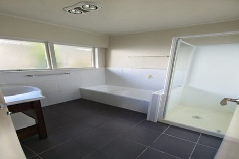 Photo of property in 1/3 Sunset Road, Totara Vale, Auckland, 0632