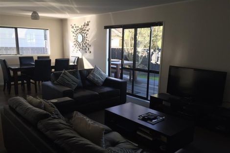 Photo of property in 2/25 Melleray Place, Randwick Park, Auckland, 2105