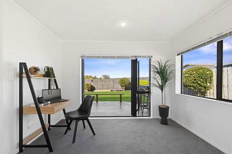 Photo of property in 23 Brookesmith Drive, Waiuku, 2123
