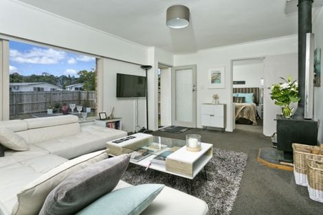 Photo of property in 2/50 Cheval Drive, Totara Vale, Auckland, 0629