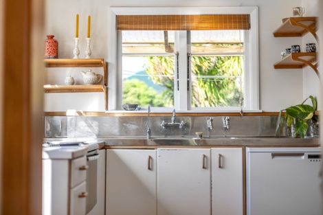 Photo of property in 166 Wellington Road, Paekakariki, 5034