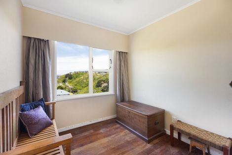 Photo of property in 25 Miles Crescent, Newlands, Wellington, 6037