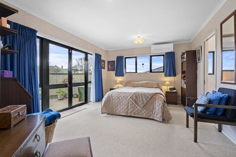 Photo of property in 17 Greenwood Place, Fitzherbert, Palmerston North, 4410