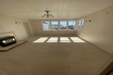 Photo of property in 17 Queenwood Road, Levin, 5510