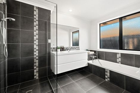 Photo of property in 19 Seabreeze Place, Papamoa Beach, Papamoa, 3118