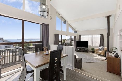 Photo of property in 106 Gloaming Hill, Titahi Bay, Porirua, 5022