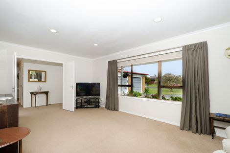 Photo of property in 2 Matuhi Rise, Henderson, Auckland, 0612