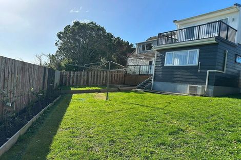 Photo of property in 2/25 Kingsbridge Place, Newlands, Wellington, 6037