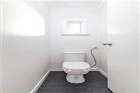 Photo of property in 2 Totara Road, Te Atatu Peninsula, Auckland, 0610