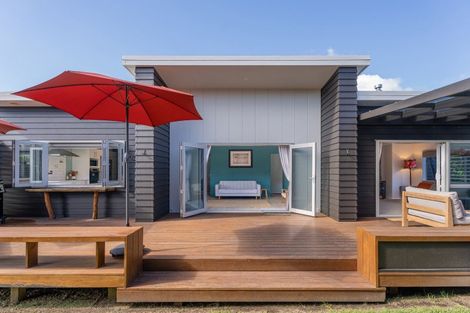 Photo of property in 56 Hahei Beach Road, Hahei, Whitianga, 3591