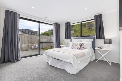 Photo of property in 22 Queen Charlotte Drive, Aotea, Porirua, 5024