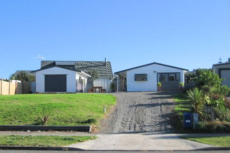 Photo of property in 33 Rutherford Drive, Waikanae Beach, Waikanae, 5036