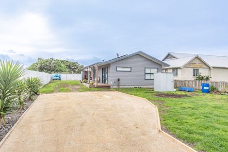 Photo of property in 12 Beaumaris Avenue, Castlecliff, Whanganui, 4501