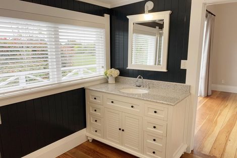 Photo of property in 339 Waitakere Road, Taupaki, Henderson, 0782