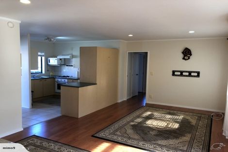 Photo of property in 4/520 Don Buck Road, Westgate, Auckland, 0614