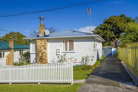 Photo of property in 70 Hillcrest Avenue, Hillcrest, Auckland, 0627