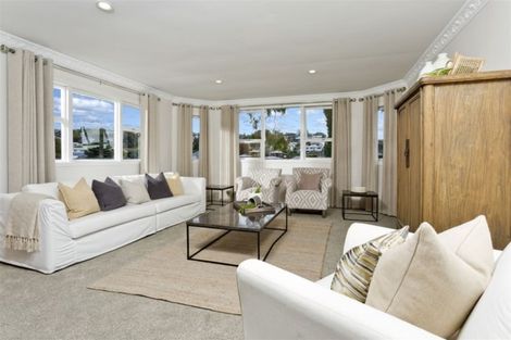 Photo of property in 18 Wykeham Place, Glenfield, Auckland, 0629