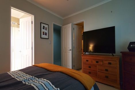 Photo of property in 34 Namsan Close, Fairview Heights, Auckland, 0632