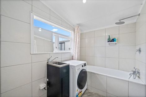 Photo of property in 35 Beaubank Road, Kelston, Auckland, 0602