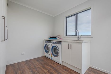 Photo of property in 49 Johnstone Drive, Fitzherbert, Palmerston North, 4410