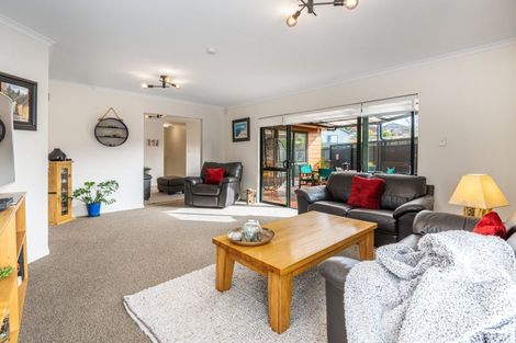 Photo of property in 17 Ryehill Close, New Lynn, Auckland, 0600