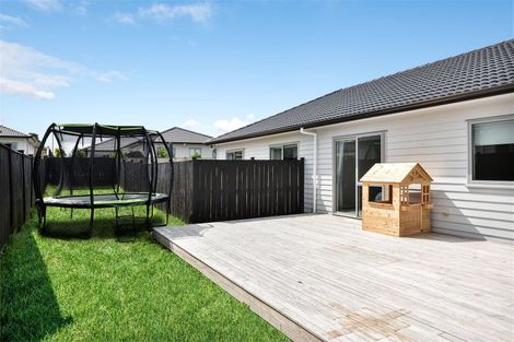 Photo of property in 13 Walter Ruddock Avenue, Kumeu, 0810