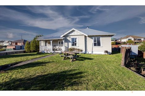 Photo of property in 1 Clifton Terrace, West End, Timaru, 7910