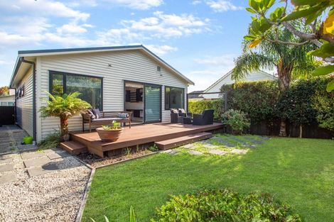 Photo of property in 1f Eversleigh Road, Belmont, Auckland, 0622