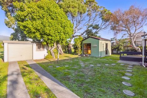 Photo of property in 10 Nugget Grove, Raumati Beach, Paraparaumu, 5032