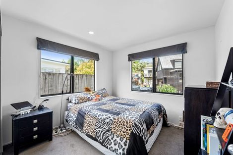 Photo of property in 2/86 Beach Road, Castor Bay, Auckland, 0620