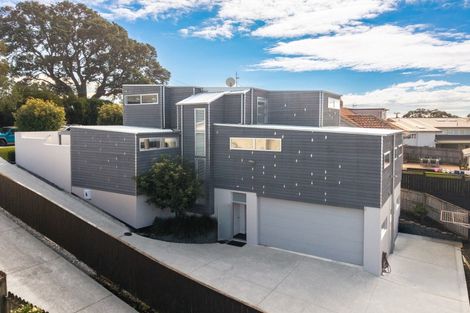 Photo of property in 33 Luplau Crescent, Cockle Bay, Auckland, 2014