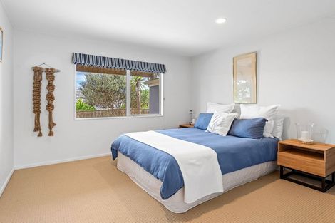 Photo of property in 18 Marram Way, Peka Peka, Waikanae, 5391