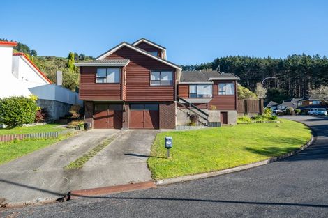 Photo of property in 11 Duval Grove, Tawa, Wellington, 5028
