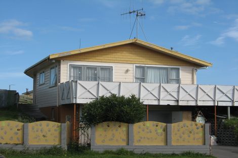 Photo of property in 67 Hinau Street, Castlecliff, Whanganui, 4501