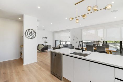 Photo of property in 43 Knights Road, Rothesay Bay, Auckland, 0630