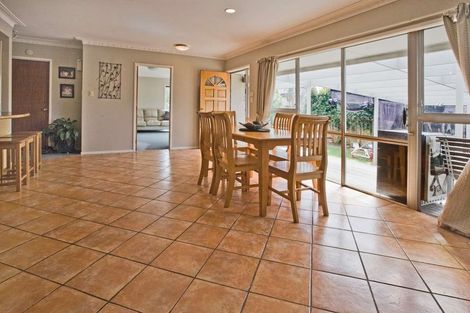 Photo of property in 5 Kurnell Drive, Botany Downs, Auckland, 2010