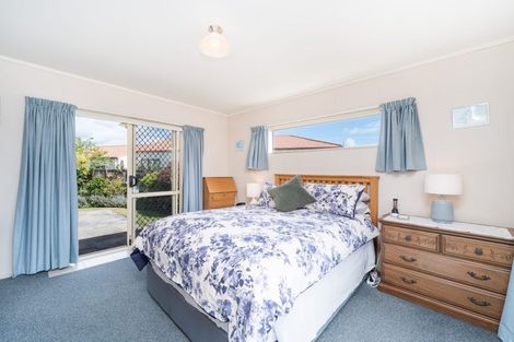 Photo of property in 18 Dalfield Place, Highbury, Palmerston North, 4412