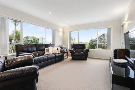 Photo of property in 2/37 Shanaway Rise, Hillcrest, Auckland, 0627