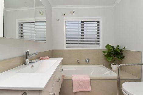 Photo of property in 1/23 The Dales, Dinsdale, Hamilton, 3204