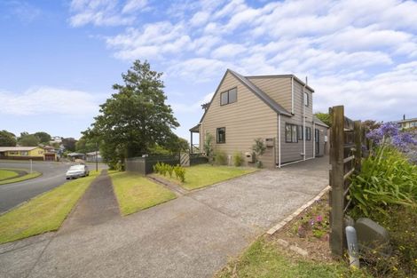 Photo of property in 3 Lindaver Grove, Merrilands, New Plymouth, 4312