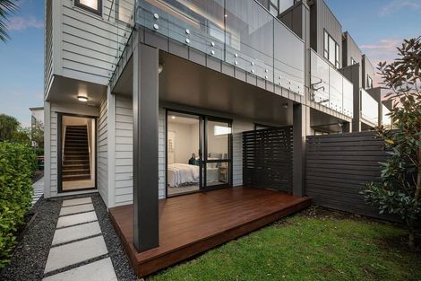 Photo of property in 2e Fowler Street, Northcote, Auckland, 0627