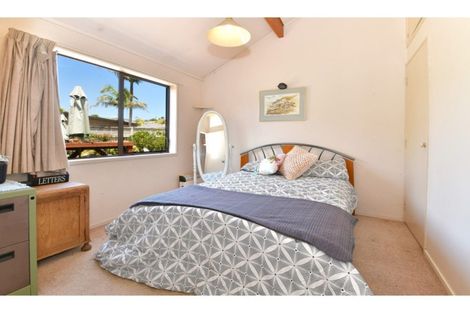 Photo of property in 32 Walton Street, Red Beach, 0932