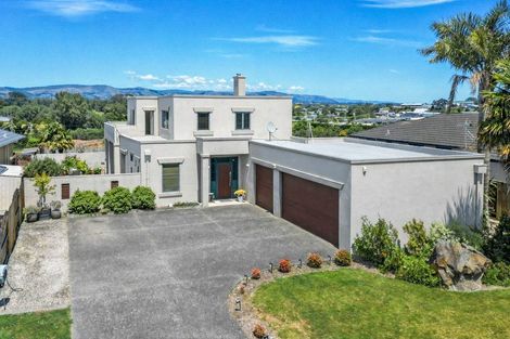 Photo of property in 55 Royal Oak Drive, Kelvin Grove, Palmerston North, 4414
