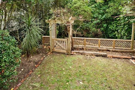 Photo of property in 25 Rona Street, Eastbourne, Lower Hutt, 5013