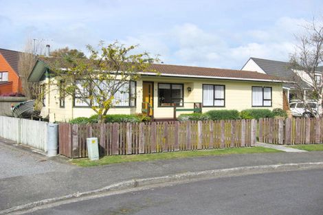 Photo of property in 12 Atarau Grove, Paraparaumu, 5032