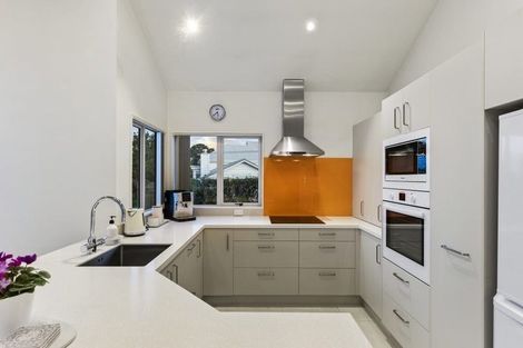 Photo of property in 2/132 East Coast Road, Forrest Hill, Auckland, 0620