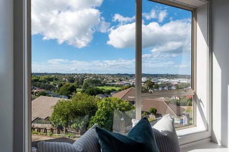 Photo of property in 14 Mcfetridge Place, Hillcrest, Auckland, 0627