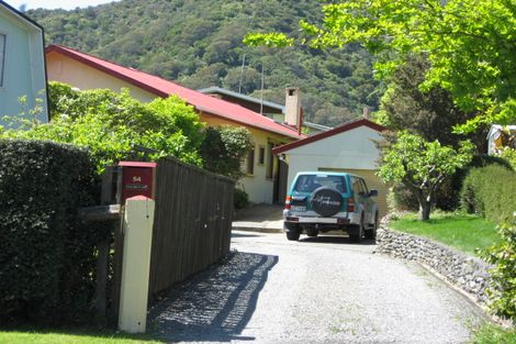 Photo of property in 54 Durham Street, Picton, 7220