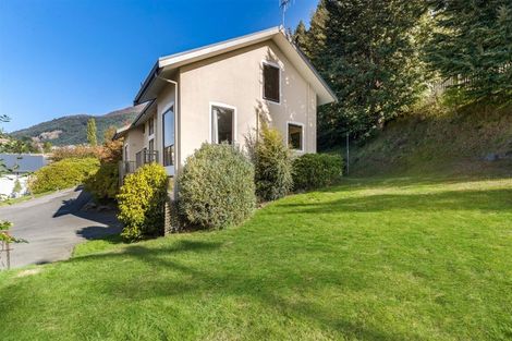 Photo of property in 1/4 Sainsbury Road, Fernhill, Queenstown, 9300