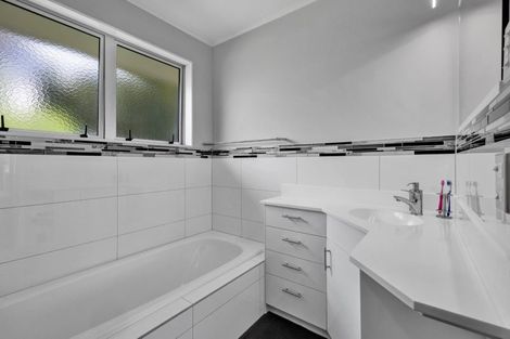 Photo of property in 42 Seaview Road, Marfell, New Plymouth, 4310